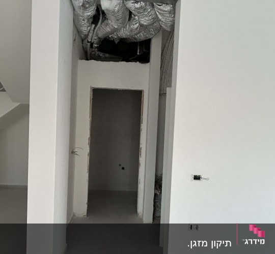 תעלות מיזוג אוויר חשופות בתקרה